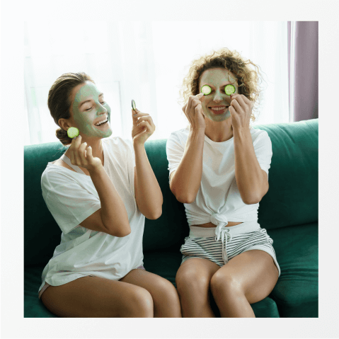 행복하게 보이는 자매 사진